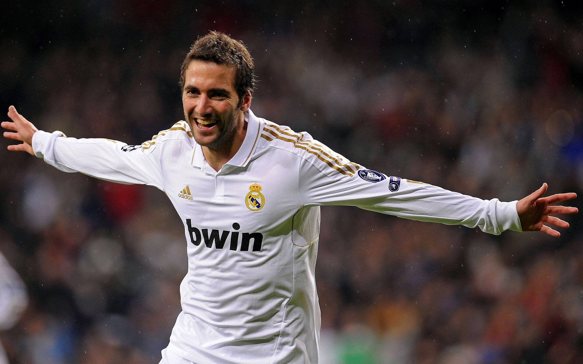 欧冠小组赛：本菲卡客场爆冷击败皇马 中场逼抢令银河战舰难以组织