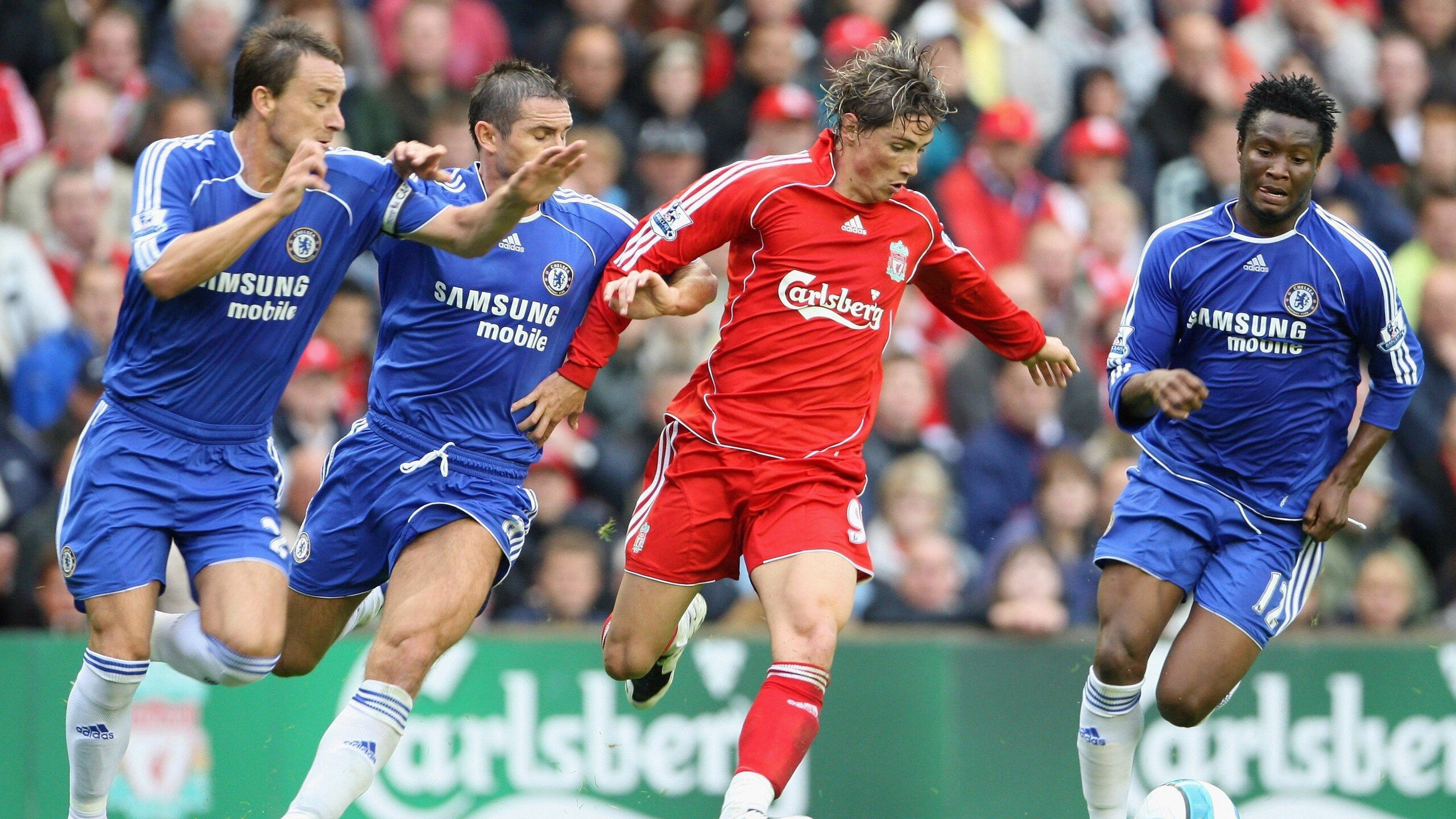 这一瞬间，所有人都站起来了，这一瞬间大家都流泪了